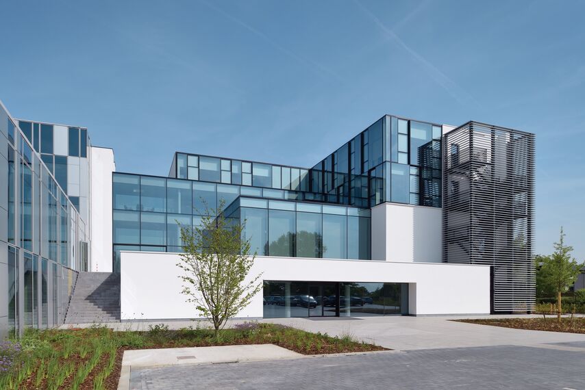 HiFinity Sliding & Folding, BriseSoleil 100 Solar Shading, MasterLine 8 Windows, CW 60-SC Façades, CW 86 Standard Façades and CW 86-EF Façades - Office building Reynaers Campus: Experience Centre located in Duffel, Belgium